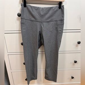 2 pairs - Old Navy Active cropped leggings